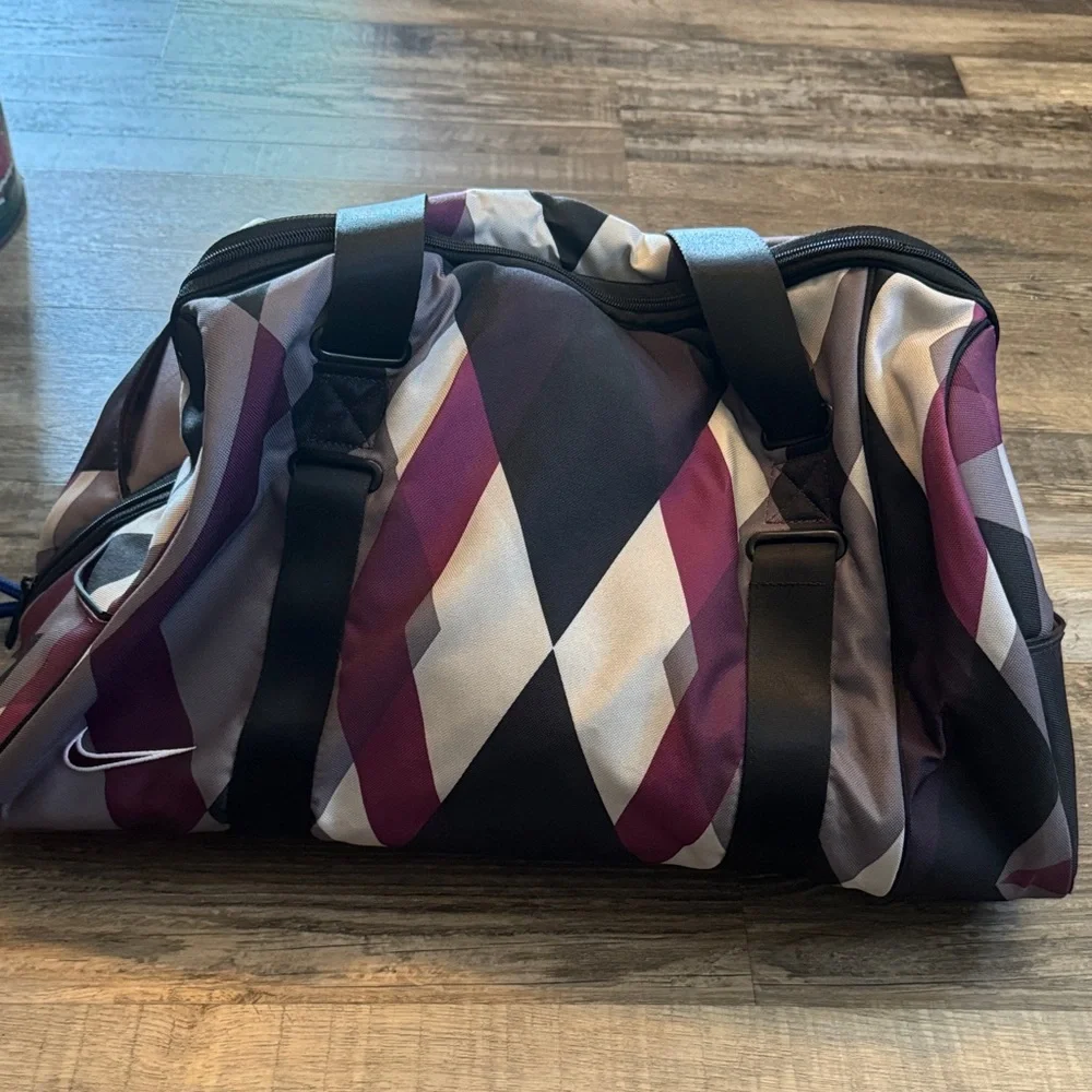 NWT Nike Black and Purple Duffel Day Golf Bag - Picture 4 of 7